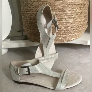 ⚜️ DONALD J. PLINER sandals Sz 8 Bravo metallic platinum leather shoes